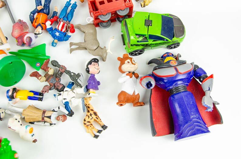Lote de figuras de ação vintage: Superman, Star Wars, Snoopy, Vingadores, Capitão América imagem 5