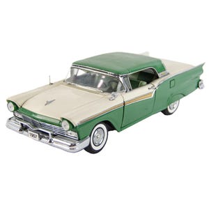 Danbury Mint 1:24 Scale 1957 Ford Fairlane 500 Skyliner Diecast Model Car