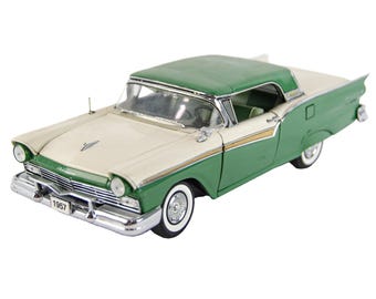 Danbury Mint 1:24 Scale 1957 Ford Fairlane 500 Skyliner Diecast Model Car