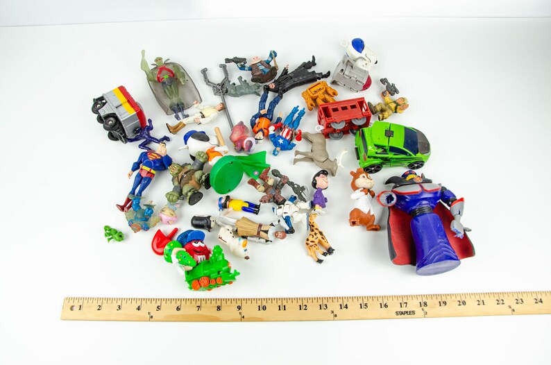Lote de figuras de ação vintage: Superman, Star Wars, Snoopy, Vingadores, Capitão América imagem 6