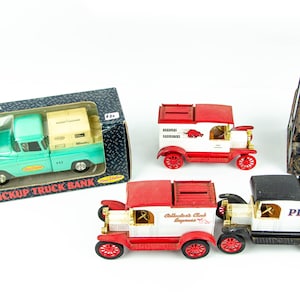 Lote bancario Ertl 1/25 True Value Camioneta de 1955 Modelo T de 1913 Razorbacks Tío Sam