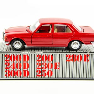 Cursor 1/43 Mercedes-Benz 200D 240D 300D 200 230E 250 280E Red Diecast Model Car