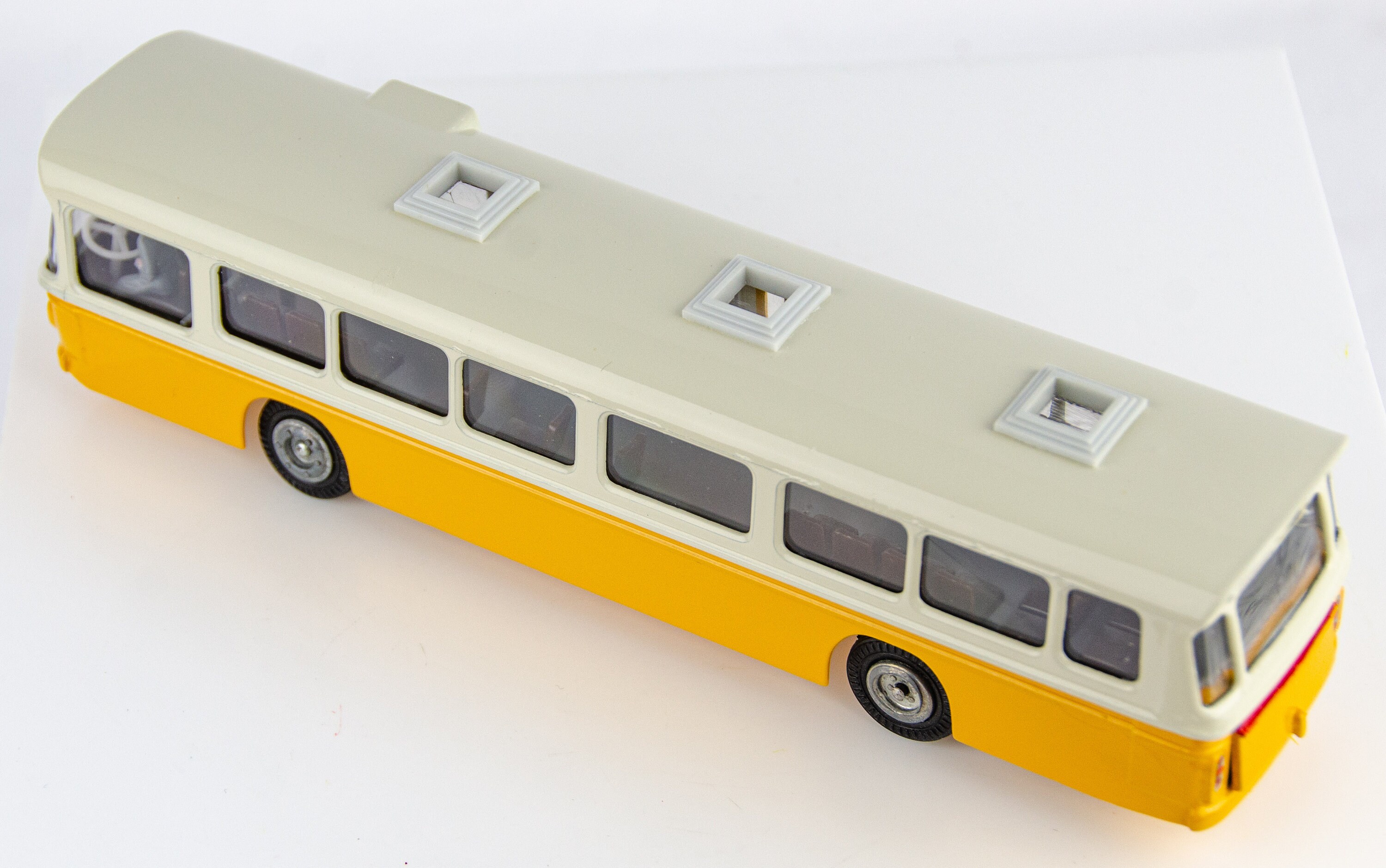 Miniatura 1.43: ônibus Scania CR 76 da Tekno