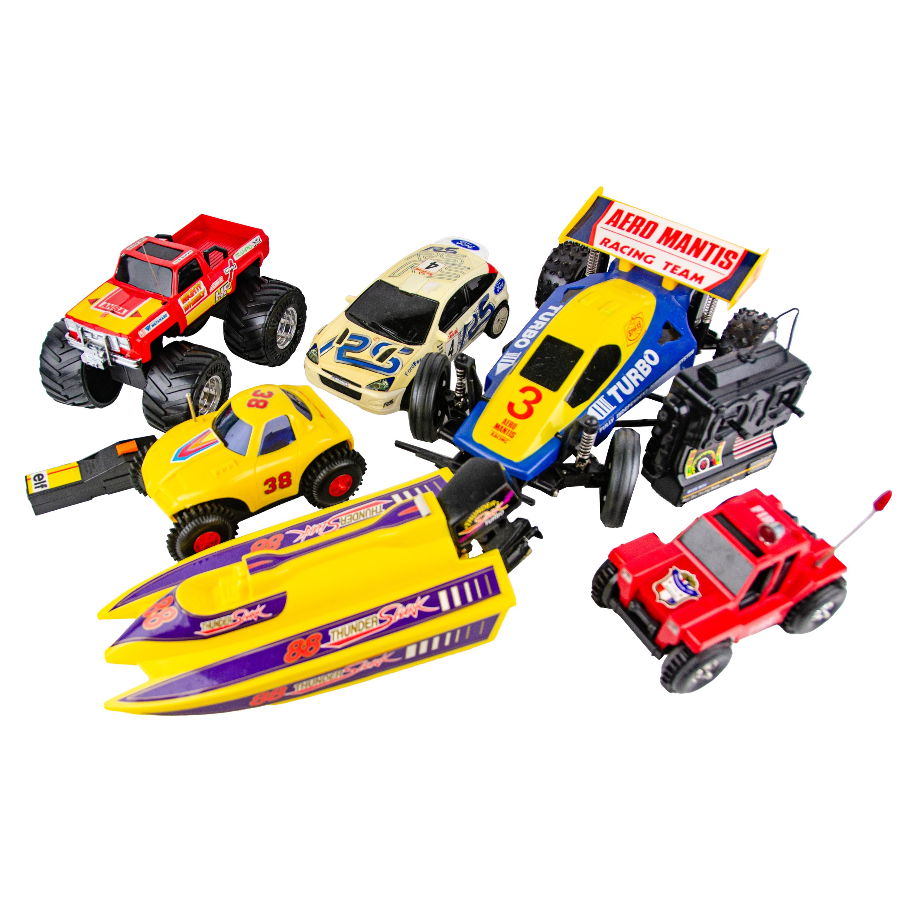 Lotto di macchinine e barche giocattolo telecomandate a batteria