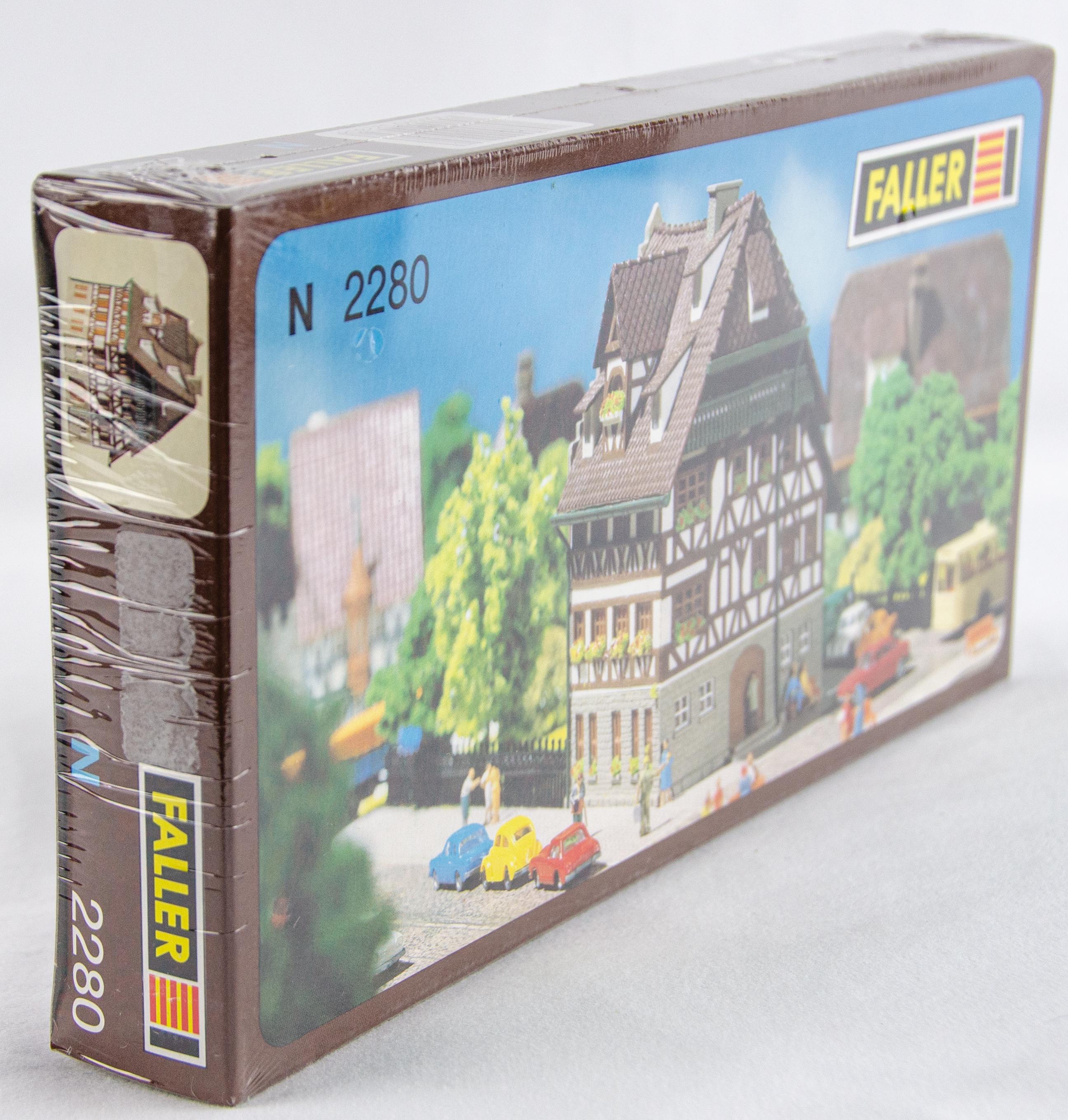 Faller F130222 – Maison à Colombages HO – Kit Maquette à Assembler – Décor Ferroviaire – Dès 14 Ans – 93x84x115 Mm