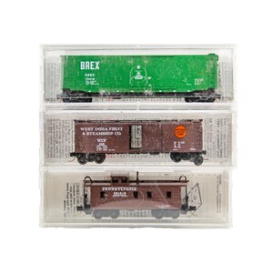 Assorted Micro Train 1:160 N Modell Zug Güter Caboose & Box Cars 3P Lot