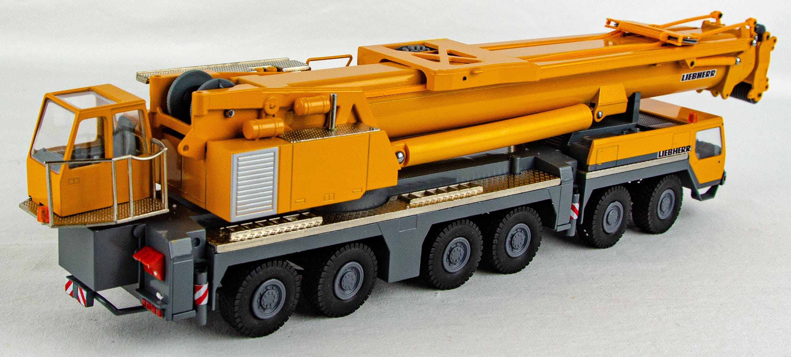 Miniature Conrad LIEBHERR LTM 1300/1 – 1/50 – Orange/bleu – Mennen & Wittrock