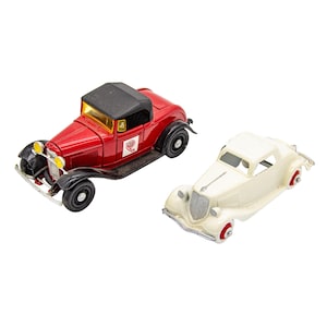 Zabytkowy Hubley Ford Roadster Coupe z 1934 roku i Ertl Ford Roadster Cabrio z 1932 roku