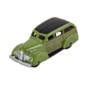 1950s Ford Woody Station Wagon 2052 Green / Black Diecast Model Car 1:64 Scale