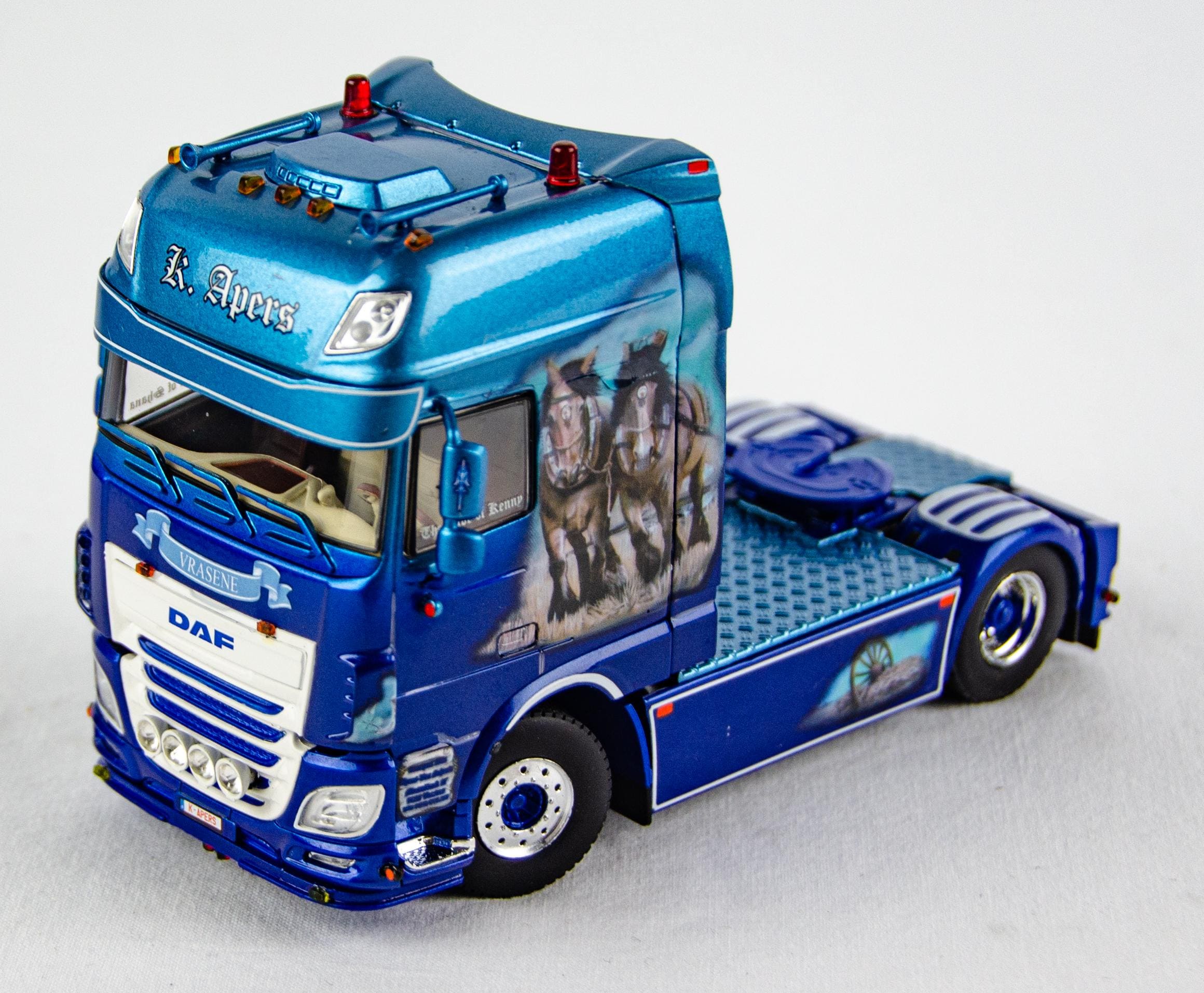 WSI Showtruck DAF XF Super Space Cab 1:50 Scale Diecast Model