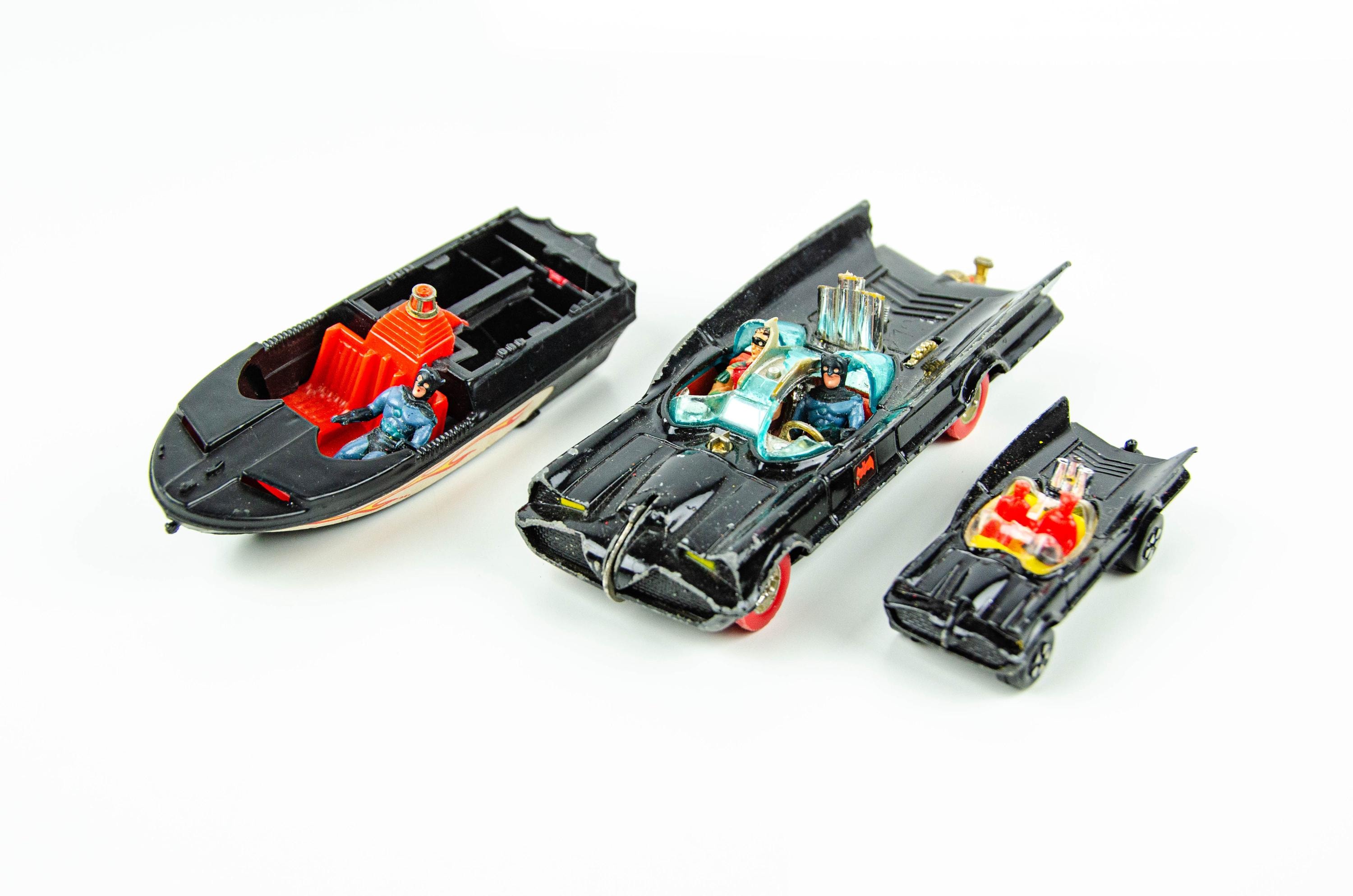 レア CORGI BAT MOBILE バットマン ミニカーとヨットセット レア CORGI BAT MOBILE バットマン ミニカーとヨットセット