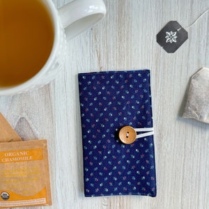 Organizador de té para amantes del té, soporte de bolsa de té para té de hierbas, billetera de bolsa de té de tela hecha a mano, favores de fiesta de té, almacenamiento de viaje de bolso azul