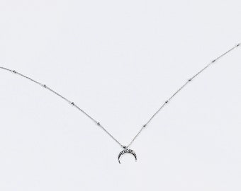 Collana a forma di luna in argento sterling: catena con perline, delicato pendente a mezzaluna