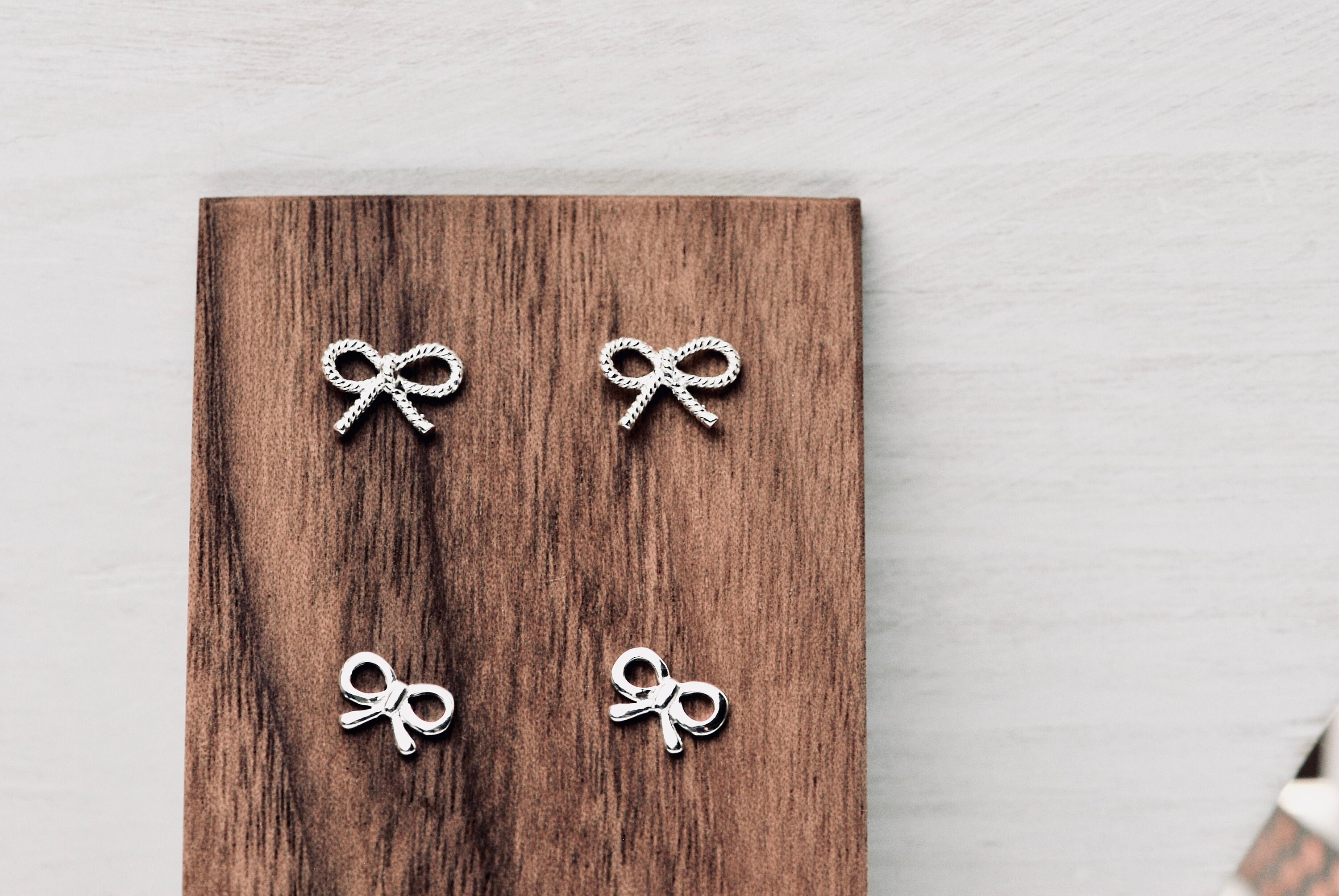 ピアス August Harmony 925silver The Ribbon Earring BMH1777 Heart Ribbon Earrings in Silver | Abbott Atelier | Artisan