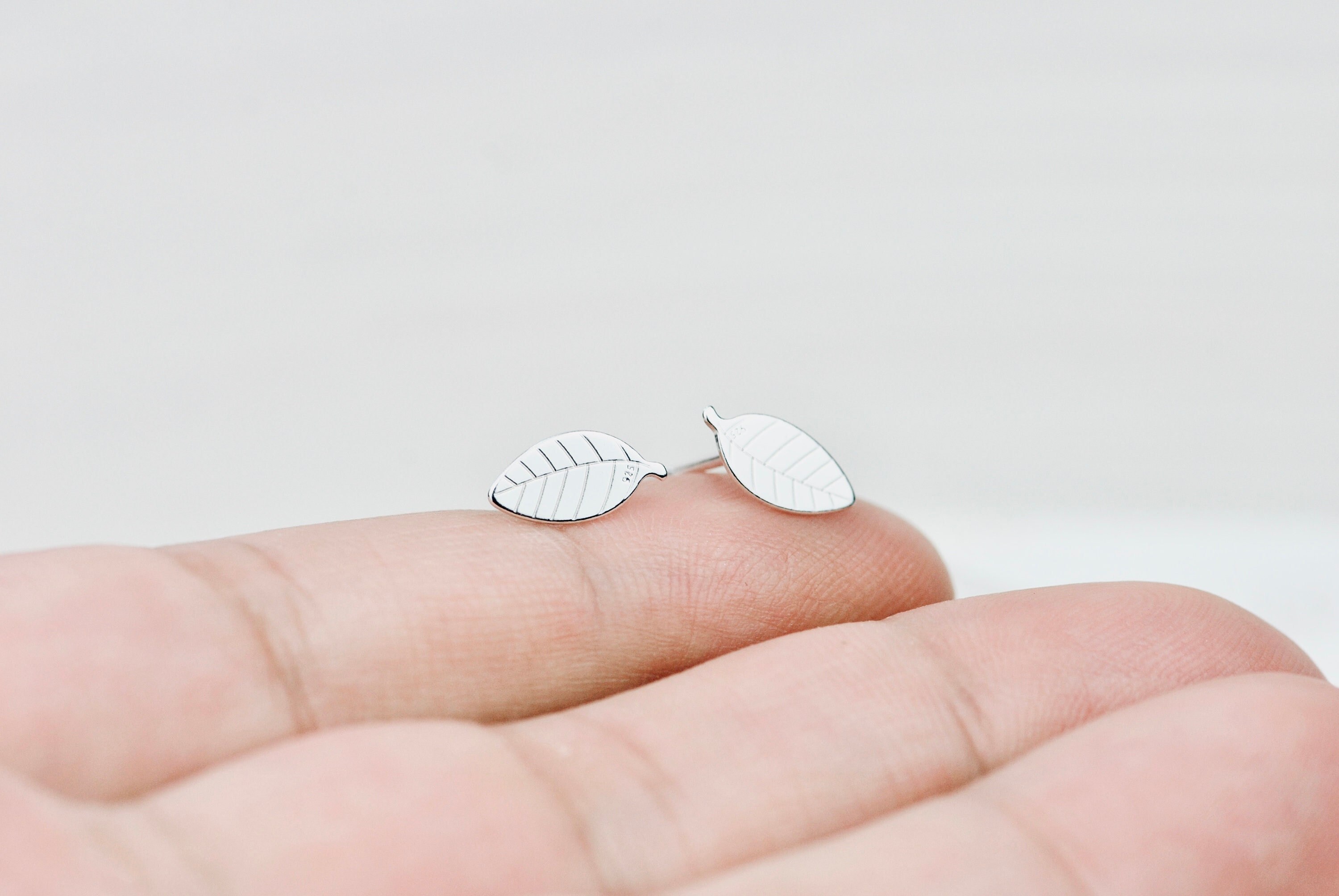 Orecchini a cerchio in argento sterling con foglia di ulivo