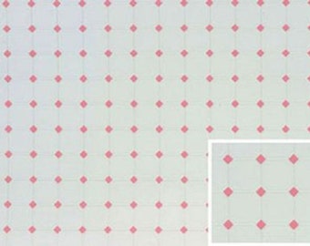 Puede incluir: Un patrón repetitivo de cuadrados blancos con acentos de diamantes rosas. El diseño en forma de cuadrícula es de color claro y neutro, con los diamantes rosas espaciados uniformemente por todo el patrón. La imagen incluye un primer plano del patrón.