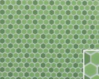 Puede incluir: Un patrón repetitivo de baldosas hexagonales verdes y verde oscuro. Las baldosas están dispuestas en un diseño de panal, creando una superficie texturizada. La paleta de colores está dominada por tonos de verde, con un fondo verde más claro y acentos verde oscuro.
