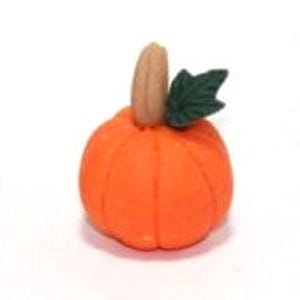 Dollhouse Miniature Artisan Pumpkin in 1:24 Scale