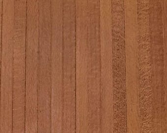 Puede incluir: Primer plano de una superficie de madera con tablones verticales. Los tablones son de un color marrón rojizo cálido, con variaciones de tono y textura. La veta de la madera es visible, añadiendo profundidad y carácter. La imagen está bien iluminada.