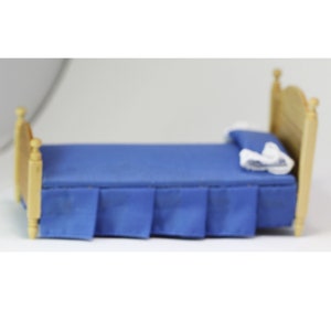 Dollhouse Miniature  Oak Single Bed with Bedding