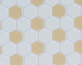 Puede incluir: Patrón repetitivo de baldosas hexagonales blancas y beige. Las baldosas están dispuestas en una cuadrícula, con las baldosas beige intercaladas entre las baldosas blancas. Las líneas de lechada son de color gris claro.