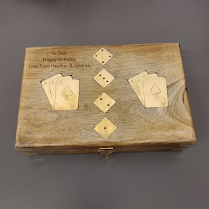 Luxe houten gegraveerde kaart en dobbelstenen set, cadeau voor papa, opa verjaardag, Kerstmis, Spelletjes Nacht Reizen Speelkaarten