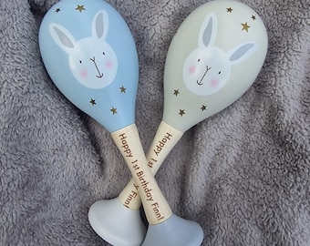 Gepersonaliseerde houten maracas: blauw en grijs muziekspeelgoed voor baby's