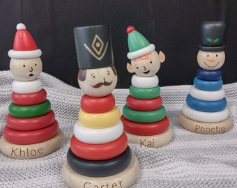 Gepersonaliseerde kerststapelspeelgoed, kerstavonddooscadeau, kousvuller, elfje, sneeuwpop, kerstmanstapelaar