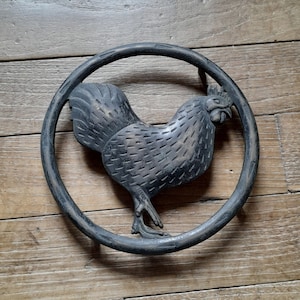 Cockerel trivet in metal - vintage French decorative stand - chicken motif, round, pot stand