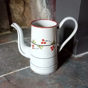 Alte französische emaillierte Cafetiere - Kirschen Dekor, kein Deckel - Französische Vintage Küche oder Garten oder Badezimmer Dekor - hat Rostschäden