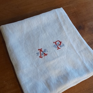 Lovely small white tablecoth with monogram &quot;AP&quot;  - vintage French cotton damask - 81 x72 cm, nappe à thé, table topper, large doily