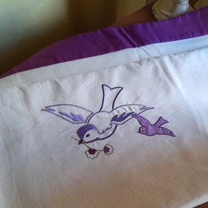 Oiseaux violets - grande nappe d&#39;appliqué français - brodée à la machine et à la main, bordure violette - 300 x 148 cm - coton, Françoise Saget