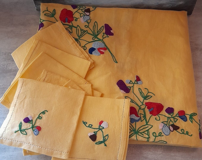 Lovely yellow hand embroidered small tablecloth and nine matching cocktail napkins - vintage French linen, 129 x 113 cm approx - nappe à thé