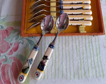 Douze cuillères à café bretonnes - ensemble français vintage de cuillères à thé/café, en boîte, 2 modèles, costumes traditionnels, manches en céramique, style Henriot