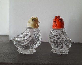 Two sweet small vintage chicken glass salt shakers with ceramic screw-on lids, poules, made in Czechoslovakia, salière, salt pot, sel, pair