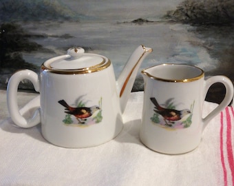 Pretty bird tea pot and milk jug - French set for one - Pillivuyt France décor déposé "Becs et plumes", porcelaine a feu, France