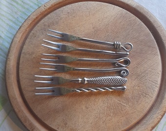 Six little cocktail or aperitif forks - French cutlery - metal, pretty handle designs, different designs, steel