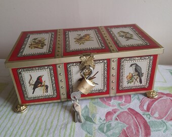 Vintage fransk metallplåtlåda med fågelmotiv, nytt lås och nycklar