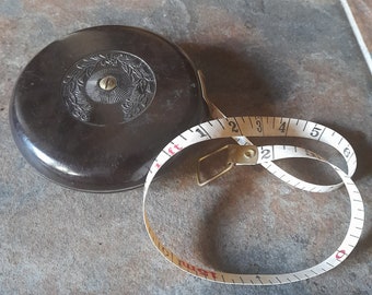 Cinta métrica de baquelita y latón, en funcionamiento - antigua, comprada en Francia, bobinada, cinta de tela que mide 15 metros/50 pies de largo