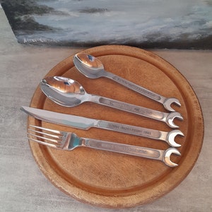 Original Design Besteck, 4 Teile, Schraubenschlüssel, Werkzeug, DIY...ein Messer, eine Gabel, ein Dessertlöffel und ein Tee-/Kaffeelöffel, gekauft in Frankreich, aus Metall,