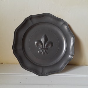 Plato vintage de peltre con flor de lis - 22 cm - con relieve, francés, etain 97%, metal, decorativo
