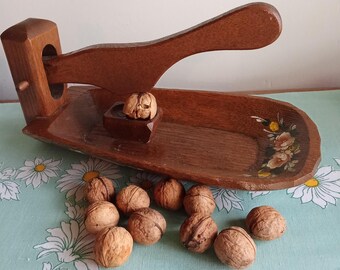 Cascanueces, casse noix - Utensilio de cocina tradicional francés vintage, de madera pintada