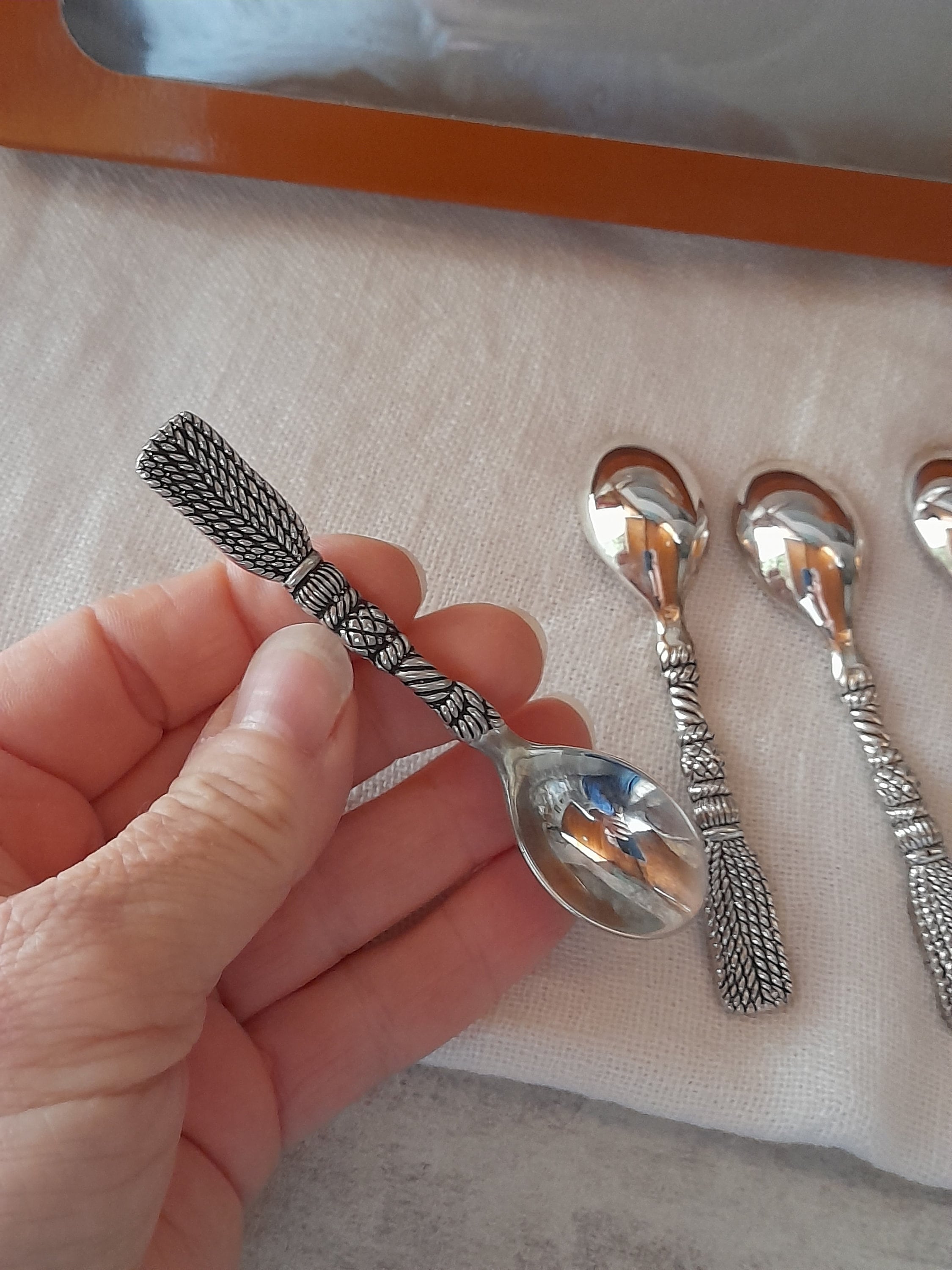 Ensemble de six jolies petites cuillères à moka Silea, dans une boîte, bel ensemble en métal argenté français, décoration de table, couverts, détaillé, pompons, estampillé - France