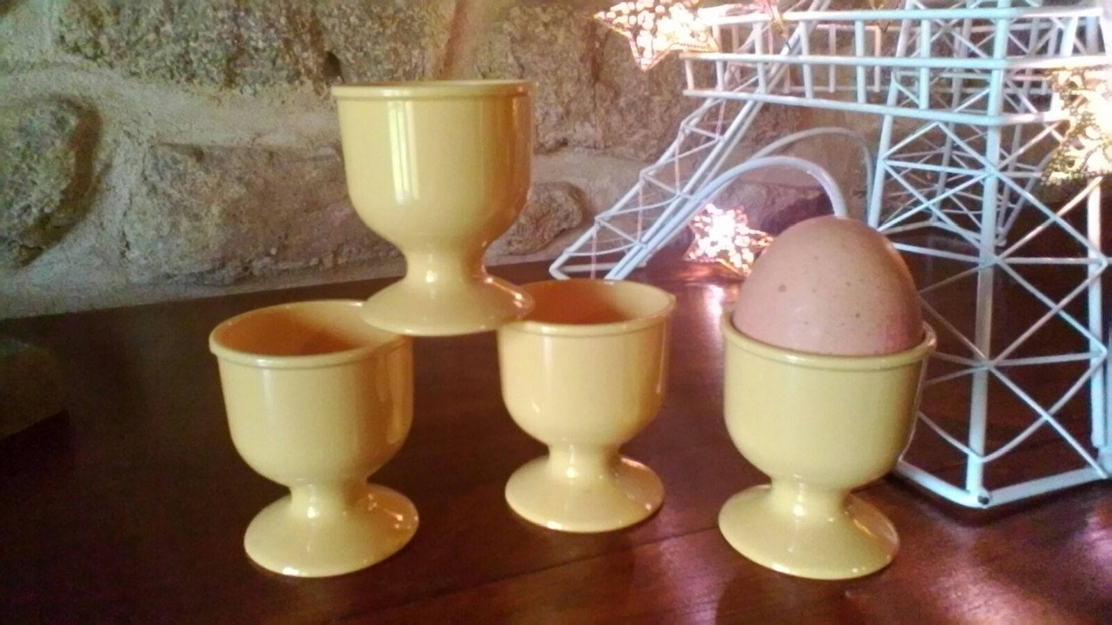Joli Ensemble de 4 Tasses à Oeuf en Plastique Jaune Vintage Datant Des Années 1970