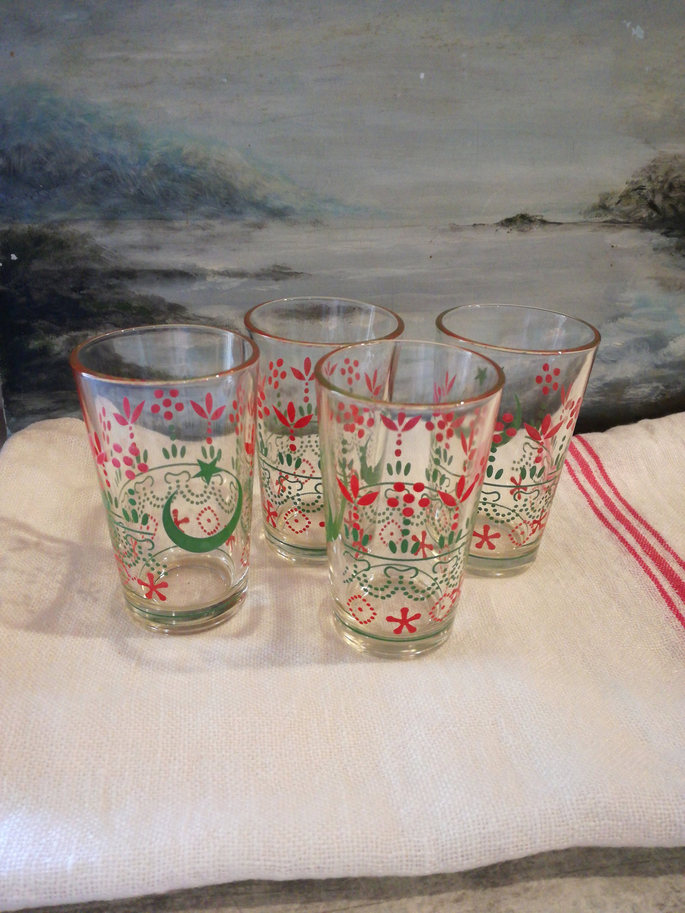 Quatre Charmants Petits Verres de Liqueur Vintage - Design Marocain ou Turc Décorés avec Un Rouge et