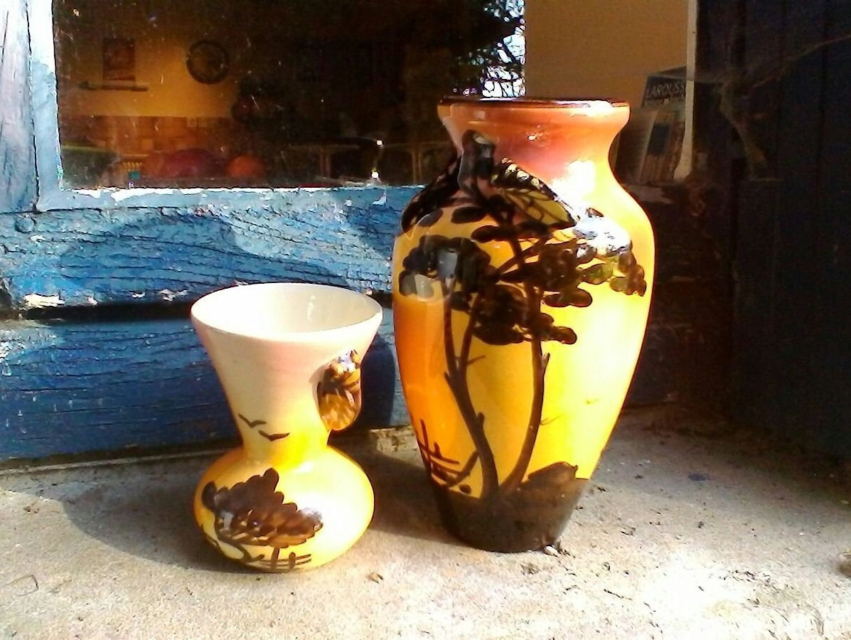 Deux Vases de Vallauris - Provence Style Carreaux en Céramique, Que Chacune Décorée avec Une Cigale