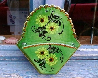 Joli porte-filtre à café signé Soufflenheim - Boîte de rangement suspendue en poterie émaillée peinte à la main « Filtres » français vintage