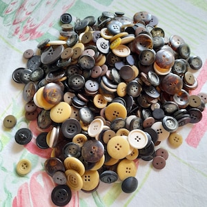 Boutons, vintage, différentes tailles et couleurs, noirs, bruns, beiges, 350 g environ.