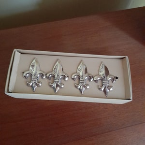 Cuatro bonitos servilleteros, precioso conjunto de anillos de metal plateado con flor de lis francesa, decoración de mesa, ronds de serviettes, servilletas, caja
