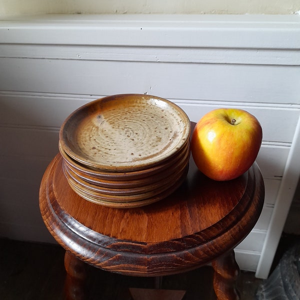 Ensemble rustique de 6 petites assiettes vintage, 13 cm de diamètre - Poterie grès pyrite France, plus petit format, différences naturelles